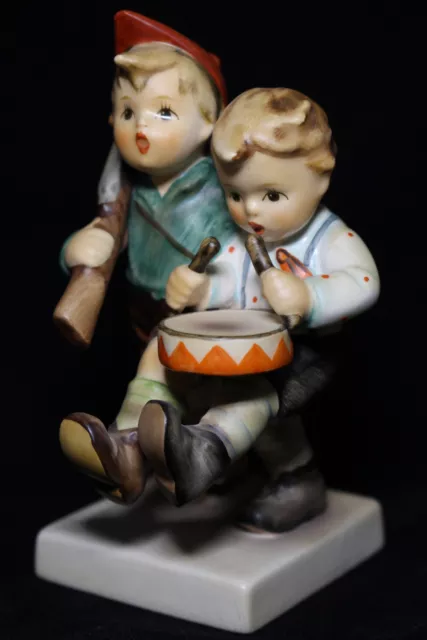 Goebel Hummel Figurine Hum 50 2/0 " Soldatenspiel/ Volunteers" Figure Fm 6