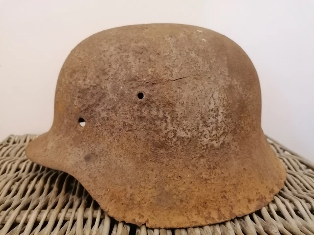 Alter Stahlhelm 2.  WK. Bodenfund  m42