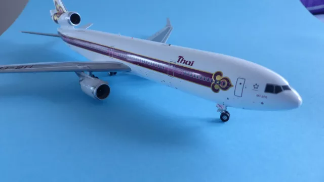 THAI AIRWAYS MD-11 mit Fahrwerk und Ständer Hersteller JC Wings 1:200