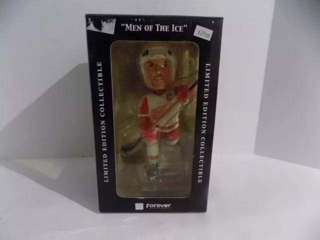 NHL Steve Yzerman Detroit Red Wings Bobblehead Forever Collectibles 2002 NHL Steve Yzerman Detroit Red Wings Bobblehead Forever Collectibles 2002