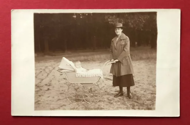 Privat Foto AK POTSDAM 1923 Frau mit Kinderwagen und Baby Typen   ( 77489