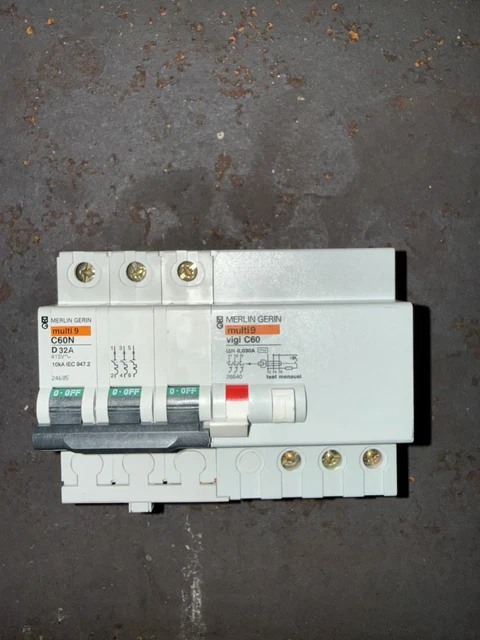 Disjoncteur Différentiel Schneider C60N 4P C20 + Vigi 300mA AC 26533 – Occasion