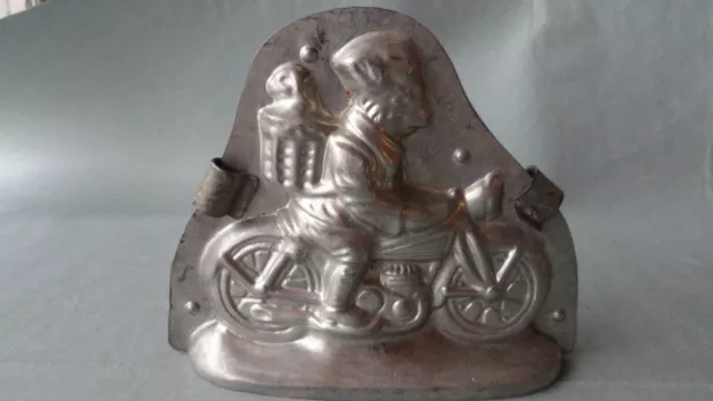 Alte Schokoladenform-chocolate mold-Posthase auf Motorrad und Hase im Korb-HERIS