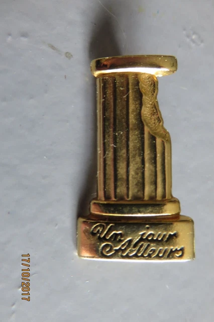 Broche 'Un Jour Ailleurs' Paris Motif Doré - Longueur 9.4cm - Neuf Sans Emballage