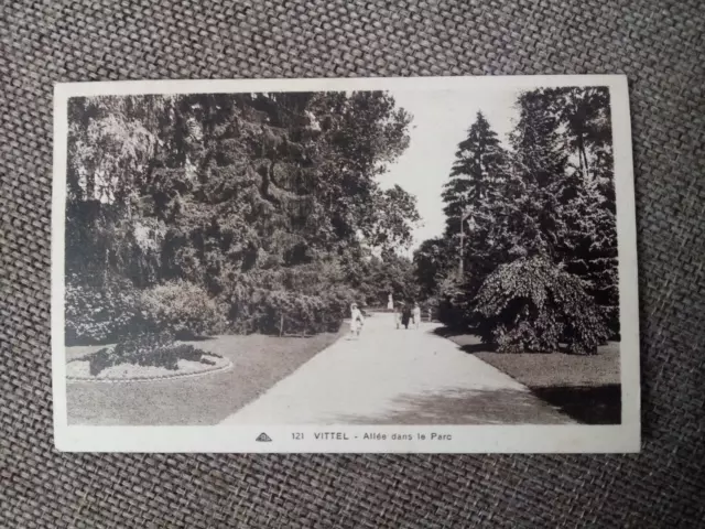 Cpa Vittel Allée Dans Le Parc