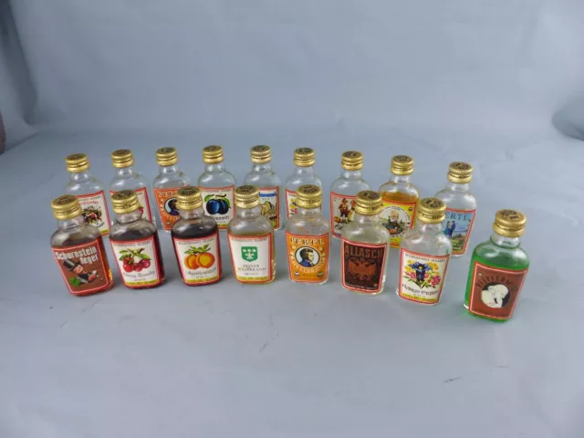 Lot de 17  mignonettes d'alcool mini bottle Albert PERTL SALZBURG collection