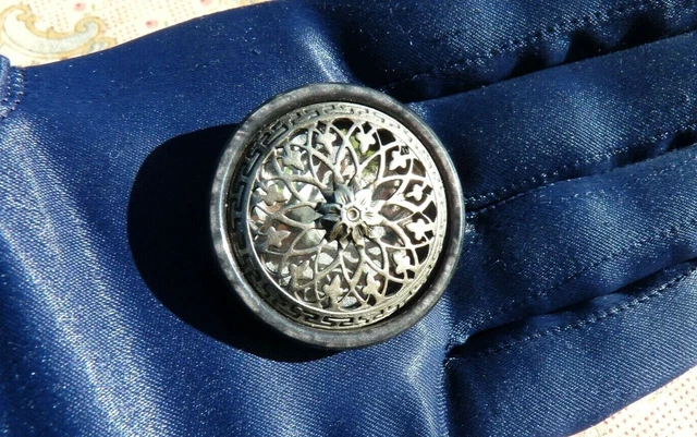 ANCIEN GROS BOUTON au motif de FLEUR AJOURÉE en MÉTAL sur LUCITE vers 1915
