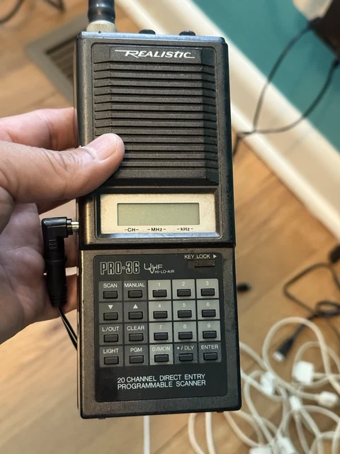 Scanner Radio VHF UHF Scanner/récepteur Realistic PRO-2042 AM/FM/WFM - Bande Aéronautique 25-1300 MHz - Occasion Us Radio