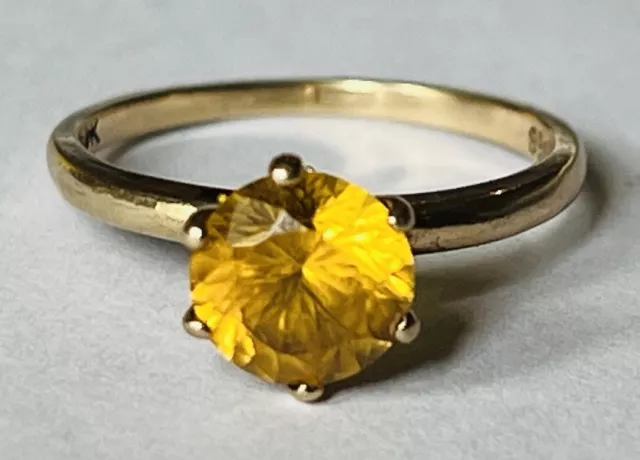 Anillo solitario de oro amarillo de 10 K con zafiro naranja de 1,60 quilates talla 5,75 de Zales