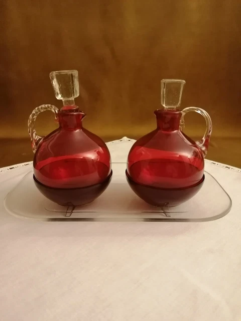 Ampolle olio e aceto in vetro soffiato, con base in materiale plastico, anni 50