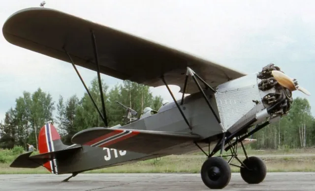 C.V Fokker Netherlands Bomber Biplane Airplane CV Mahogany Kiln Wood Model Small
