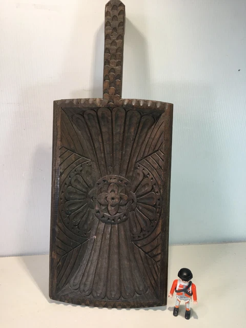 Jolie pelle à grain ethnique, en bois sculpté, panière…