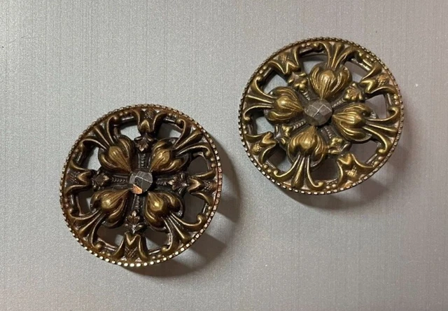 BOUTON COLLECTION - paire de boutons métallique - pointe au centre - 2.6 cm BOUTON COLLECTION - paire de boutons métallique - pointe au centre - 2.6 cm