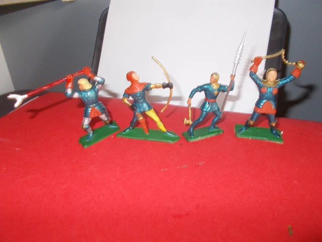Petits soldats en plastique peint britanniques moyen age