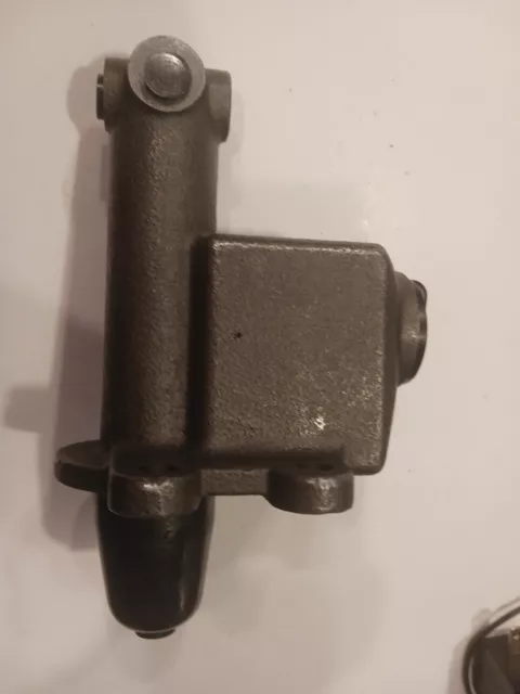 DITCH WITCH BRAKE MASTER CYLINDER R40  Trencher 