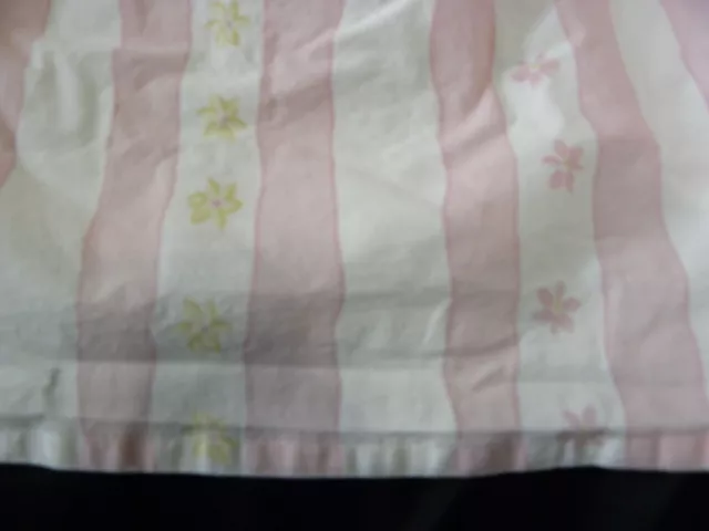 Falda de cama doble a rayas rosa floral Pottery Barn para niños polvo con volantes esquina dividida