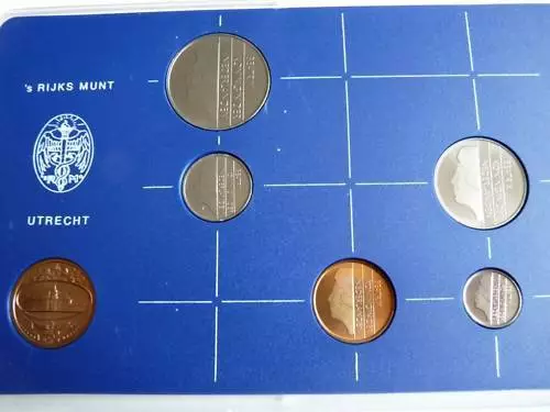 Set neuf FDC 1983 ou 1984 ou 1982 des Pays-Bas 5 pieces + médaille Nederland