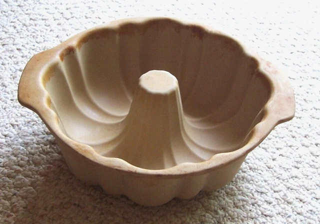The Pampered Chef Stoneware Fluted Pan Bundt Cake Mold USA Made Family Heritage The Pampered Chef Stoneware Fluted Pan Bundt Cake Mold USA Made Family Heritage