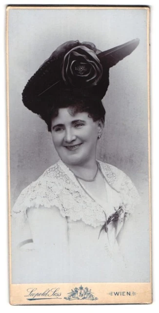 Fotografie Leopold Sess, Wien, Portrait Frau Leopoldine im Spitzenkleid mit gro