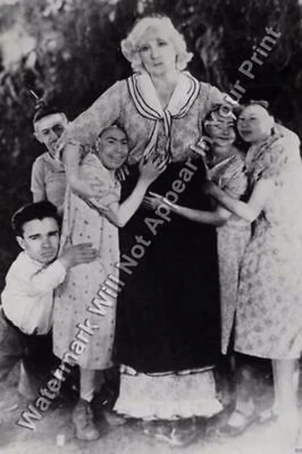 FREAKY A102 BIZARRE STRANGE ODD Circus Side Show Family VINTAGE PHOTO WEIRD Pic