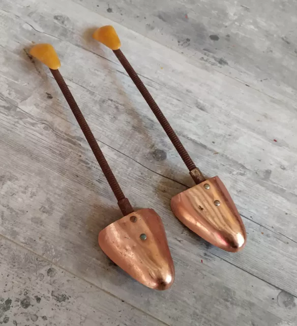 Embauchoirs anciens cuivre bakelite formes chaussures lot