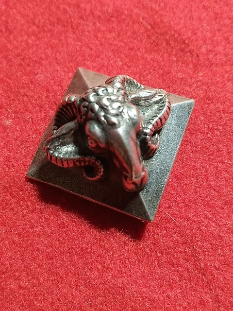 Bouton ancien "Bélier". Métal argenté. 22mm de côté. Jolies finitions.