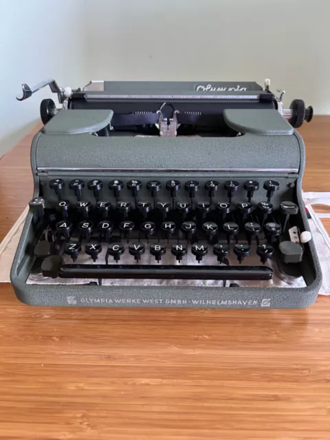 Olympia SM1 Portable Typewriter 1951 With Case, Excellent Working Condition