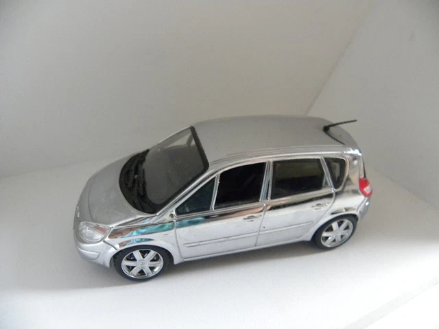 1/43 RENAULT Scénic argenté vendu en l'état