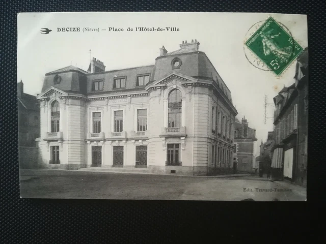 CPA 58 DECIZE - Place de l'Hôtel de Ville