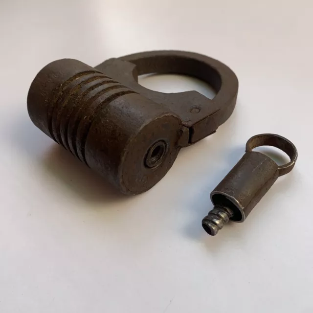 Candado de hierro o cerradura con llave original TIPO TORNILLO, antigua o...