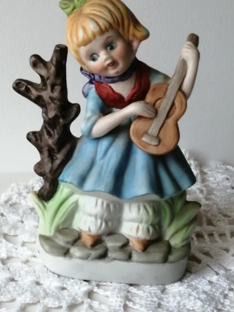 Figurine en porcelaine Biscuit-- Fille au violon