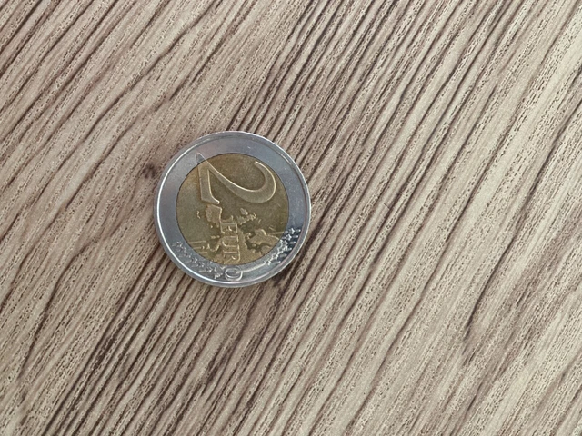 piece de deux euros (roi des belges 2010) bonne état 