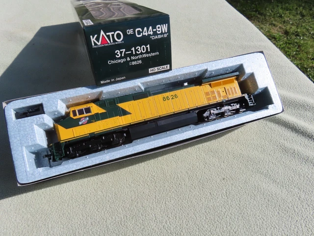 HO Kato GE C44-9W Dash 9 CHICAGO & NORTH WESTERN #8626 Model #37-1301