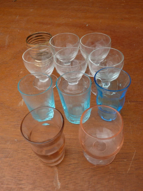 Lot de 5 petits verres à vin en verre cristallin années 50-60 Lot de 5 petits verres à vin en verre cristallin années 50-60