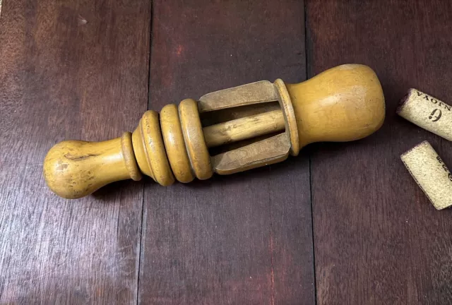 Outil ancien bouche bouteille en bois XXème