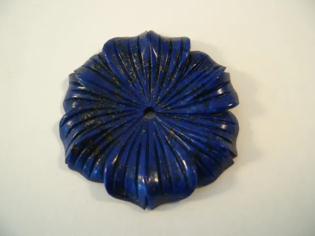 Handgravierte, plastische Blüte, 32mm Durchmesser , aus  echtem Lapis Lazuli