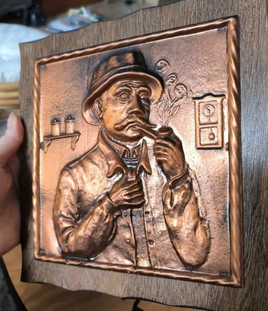 Ancien tableau carré en bois et cuivre repoussé homme avec pipe en relief