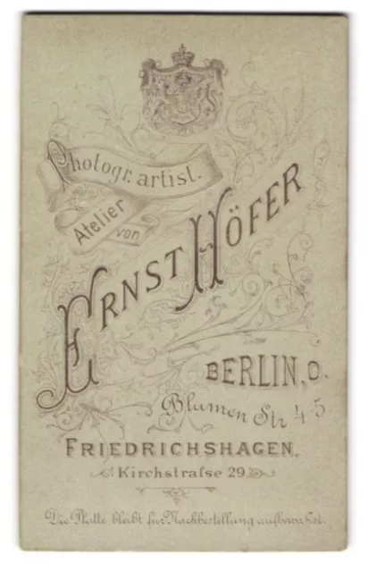 Fotografie Ernst Höfer, Berlin, Blumenstr. 4-5, Wappen und blümerante Verzierun