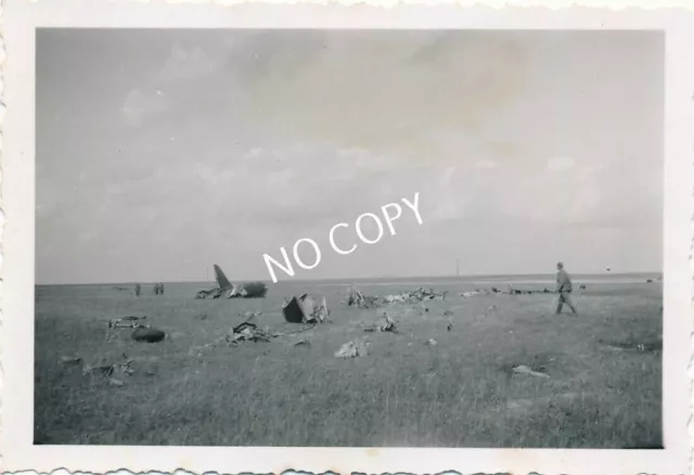 Foto  WK II Trümmerteile abgeschossener russischer Bomber  E1.15