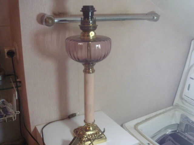 ancienne lampe à pétrole électrifié, marbre rose et bronze hauteur 55 cm