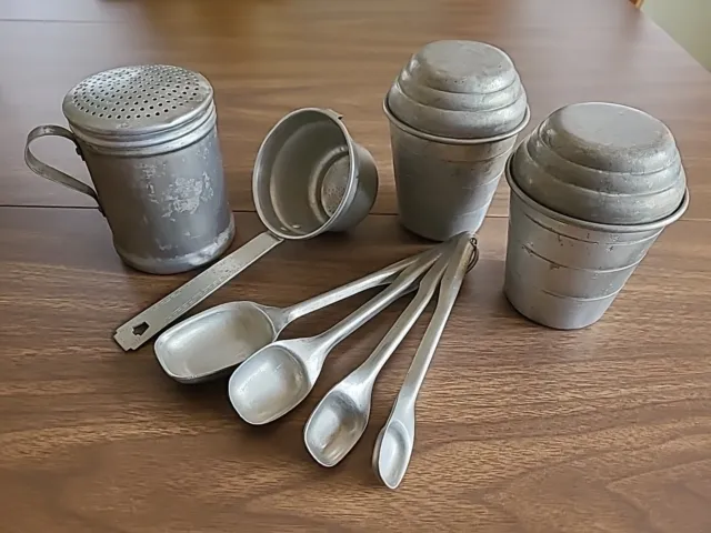 https://www.picclickimg.com/BDwAAOSwcL1lY3CH/2-Mirro-Aluminum-Cup-Shaker-W-Sifter-Strainer.webp