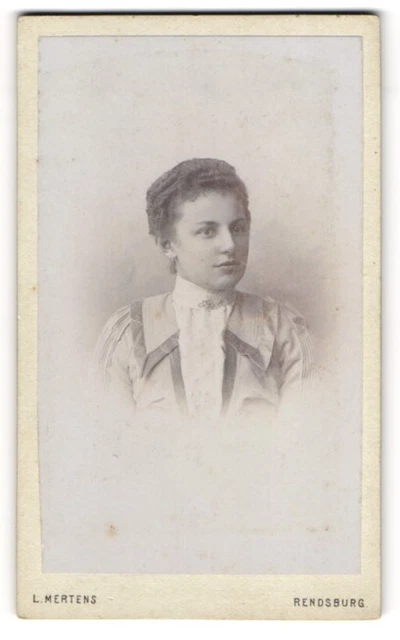 Fotografie Ludwig Mertens, Rendsburg, Am Gymnasium, Junge Dame mit zurückgebund