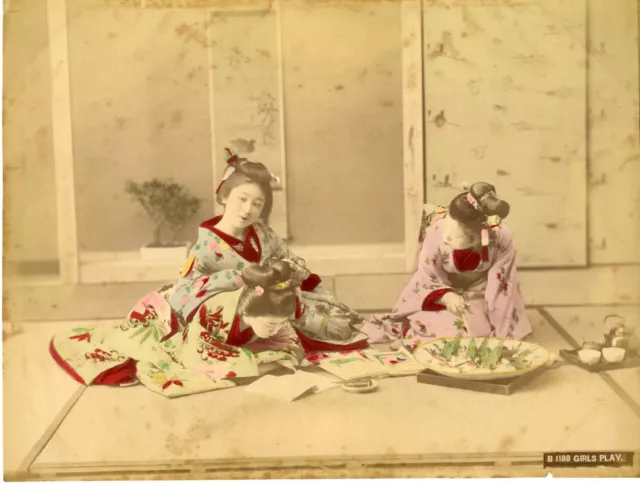 Japon, Japanese Geisha, Girls play  Vintage albumen print, Japan Tirage al