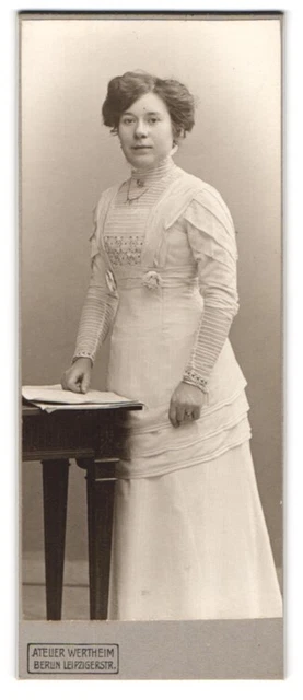 Fotografie Atelier Wertheim, Berlin, Leipziger Str., Dame in feiner Garderobe