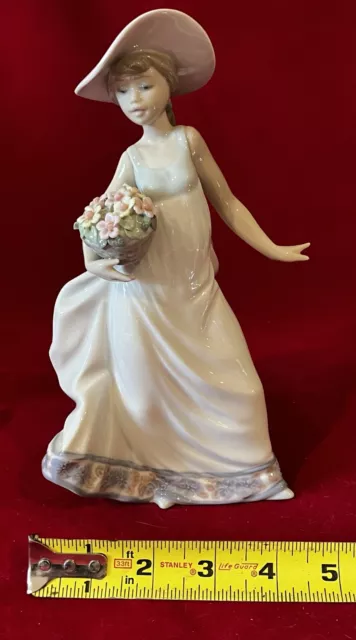 Easygoing Lladro #5790 " Carefree " Girl With Bouquet Of Flowers-Excellent/Mint