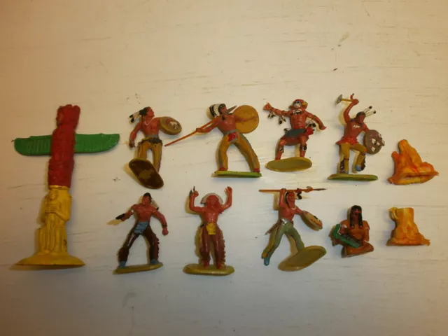 3. Konvolut 8 alte Elastolin Kunststoff Figuren Wildwest Indianer Zubehör zu 4cm