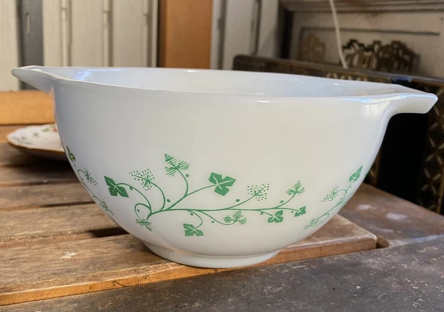 Vintage Pyrex Green Ivy Promotional Cinderella Bowl 441 1.5 Pint 1960's Chip Dip Vintage Pyrex Green Ivy Promotional Cinderella Bowl 441 1.5 Pint 1960's Chip Dip