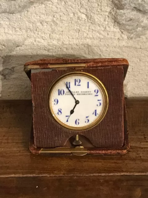 Ancienne petite pendulette de voyage mécanique dans son étui