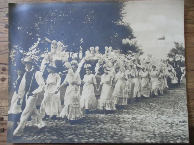 Großes Foto Ukraine um 1917 - Menschen - Frauen - Tracht - Kirche - ca. 30x24 cm