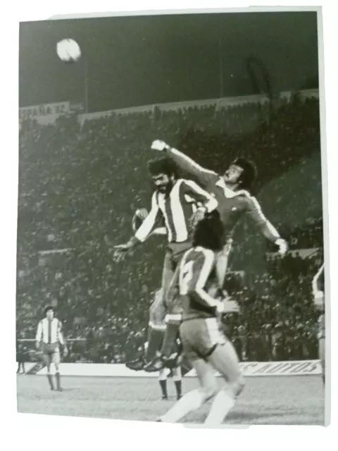 Press Photo 1981 World Cup Qualifying-goalkeeper Mario Osben Punches From Parede